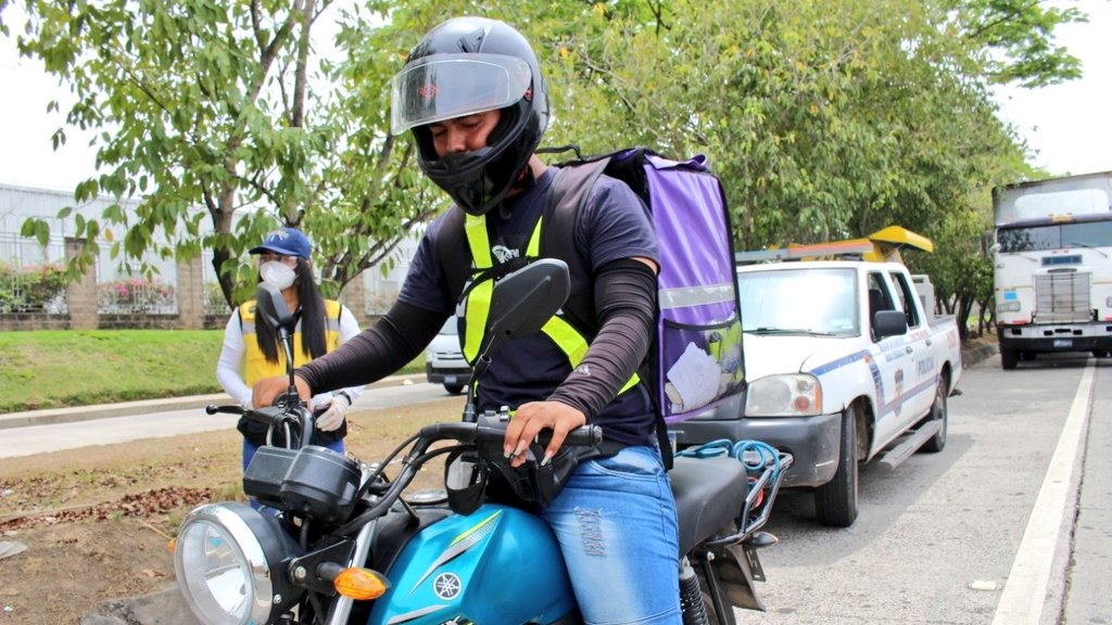 VMT entrega arneses reflectantes a motociclistas que realizan entregas a domicilio vmt-entrega-arneses-reflectantes-a-motociclistas-que-realizan-entregas-a-domicilio